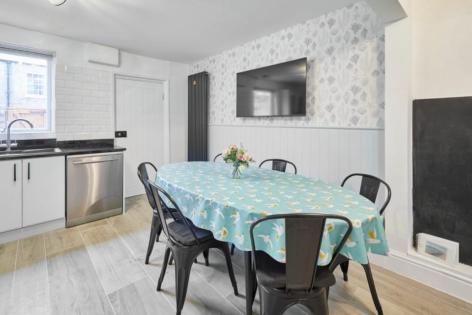 Kitchen or kitchenette, Dining area, oven, stove