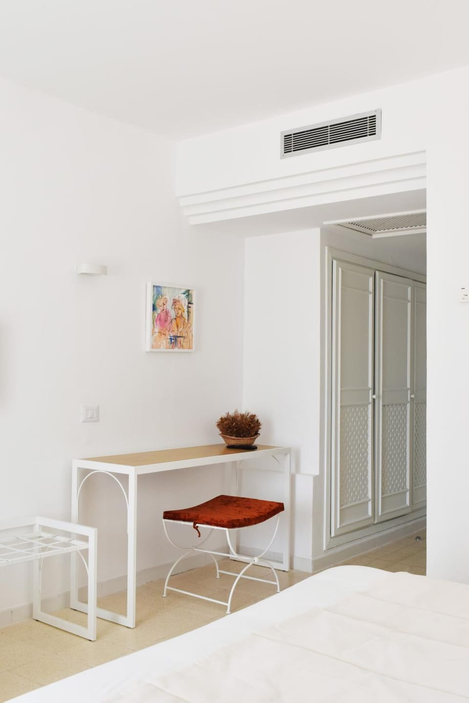 Bed, Photo of the whole room, Decorative detail, Seating area, Bedroom, safe, storage, wardrobe, air conditioner
