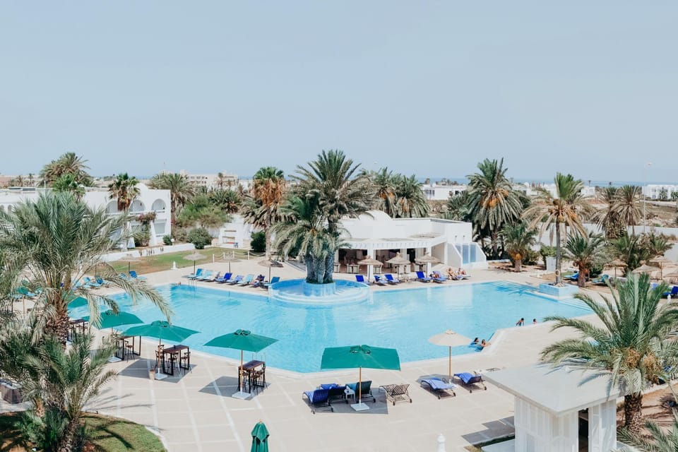 Property building, Balcony/Terrace, Pool view, Swimming pool, Swimming pool