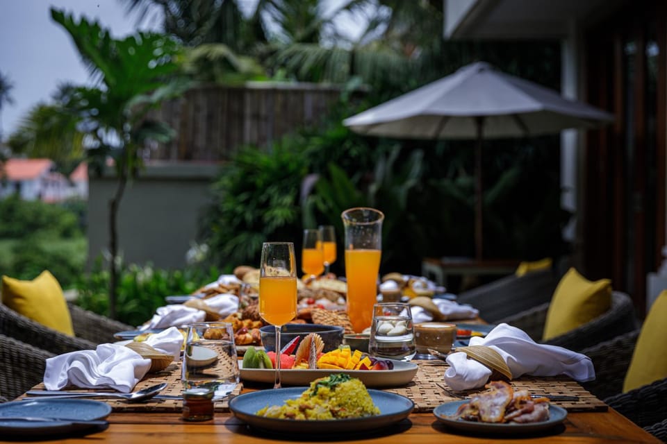 Garden, Food and drinks, Dining area, Breakfast