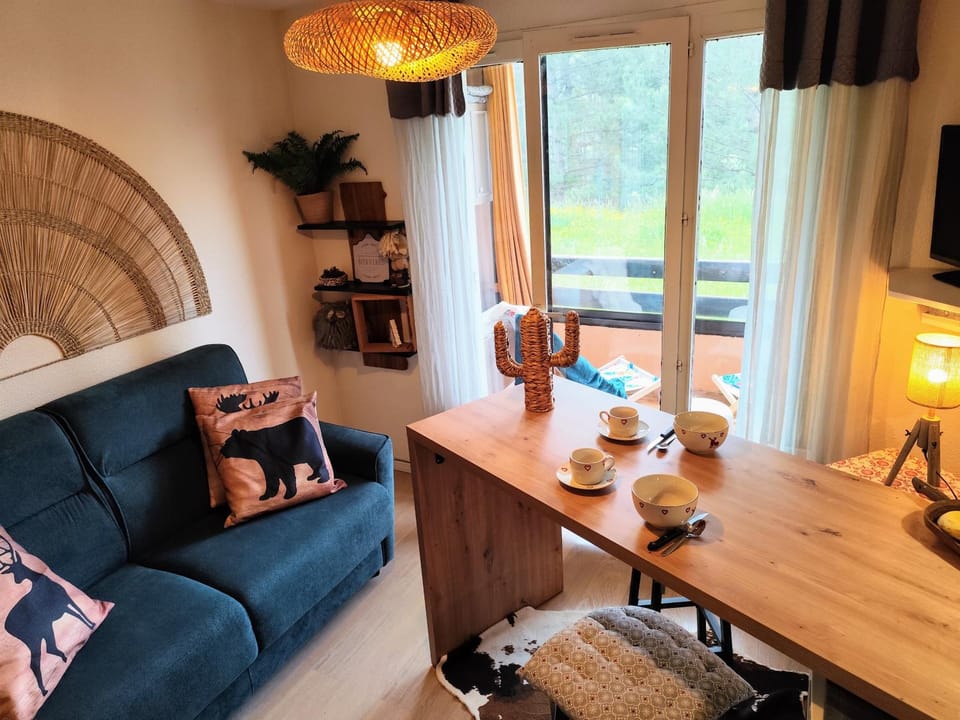 TV and multimedia, Living room, Lounge or bar, Seating area