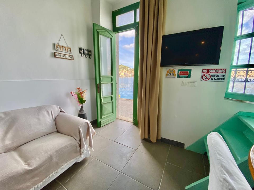 Communal lounge/ TV room, TV and multimedia, Living room, Seating area, Evening entertainment
