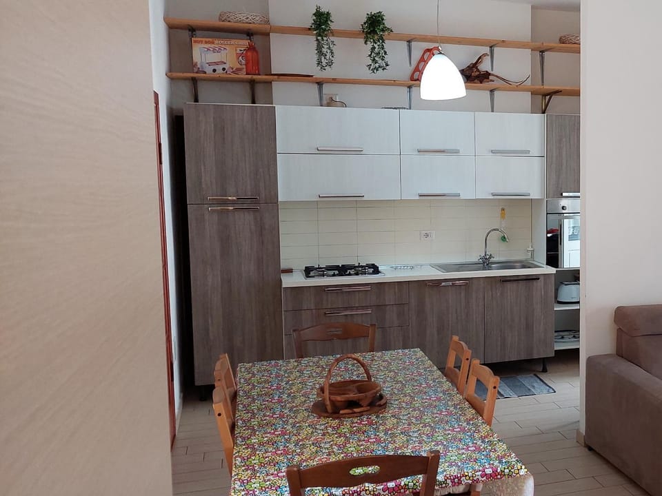 Kitchen or kitchenette, Dining area, minibar, pet friendly, stove