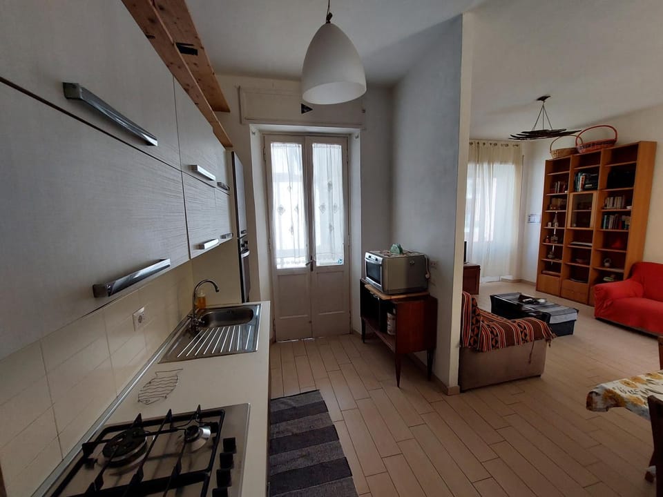 Kitchen or kitchenette, Seating area, stove