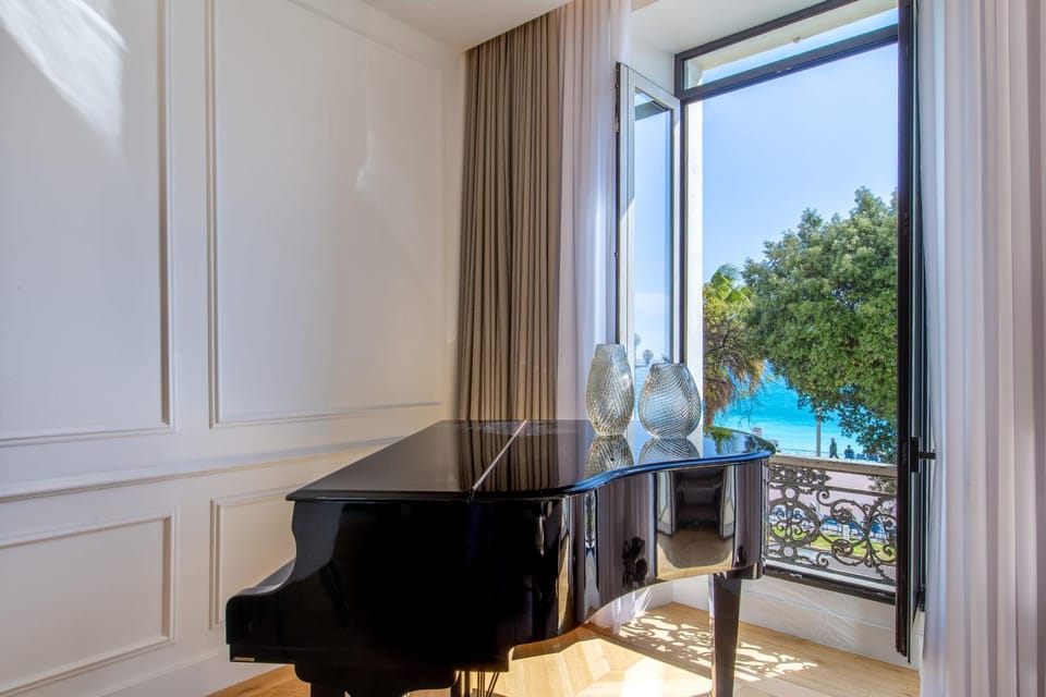 View (from property/room), Balcony/Terrace, Living room