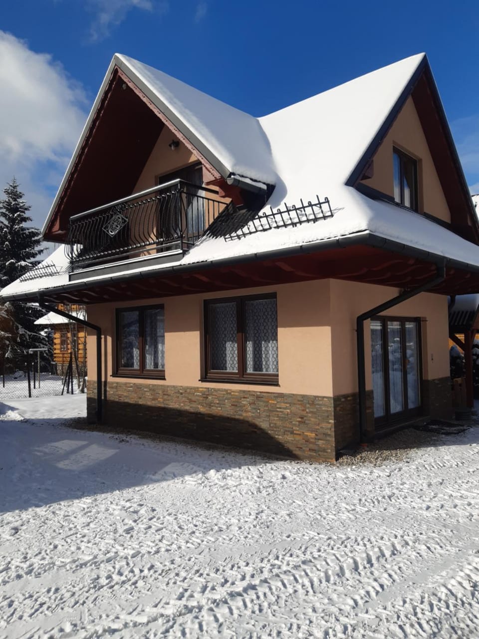 Property building, Facade/entrance, Winter
