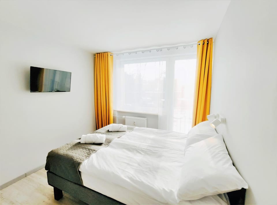 Bed, TV and multimedia, Photo of the whole room, Bedroom, towels