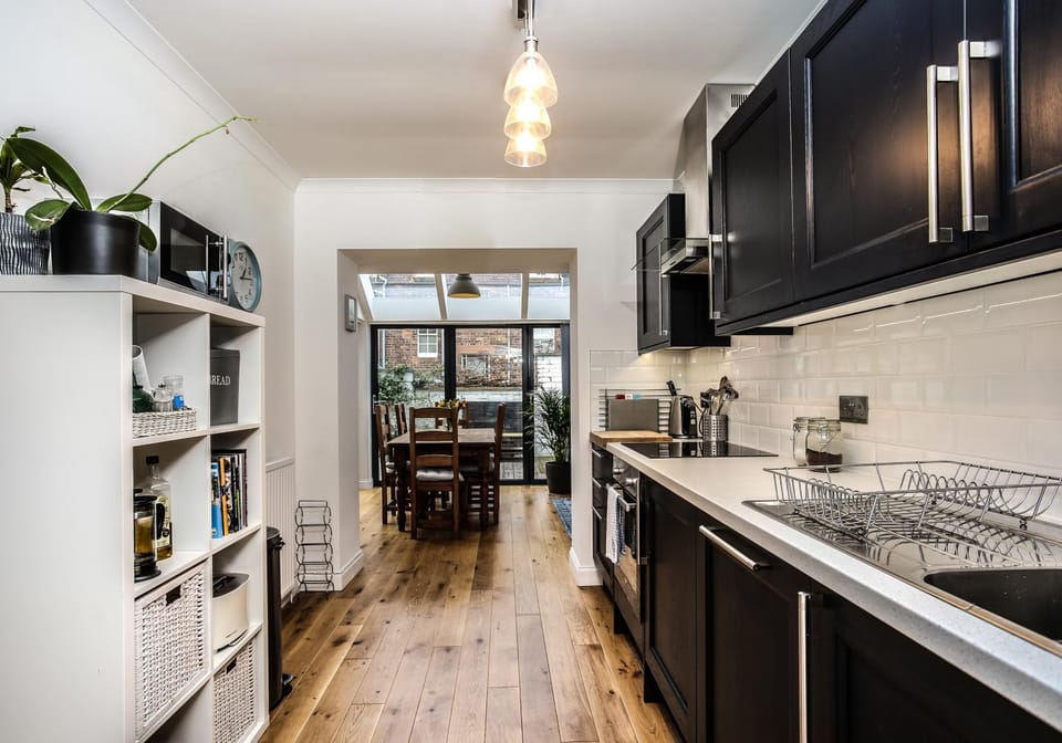 Kitchen or kitchenette, Dining area
