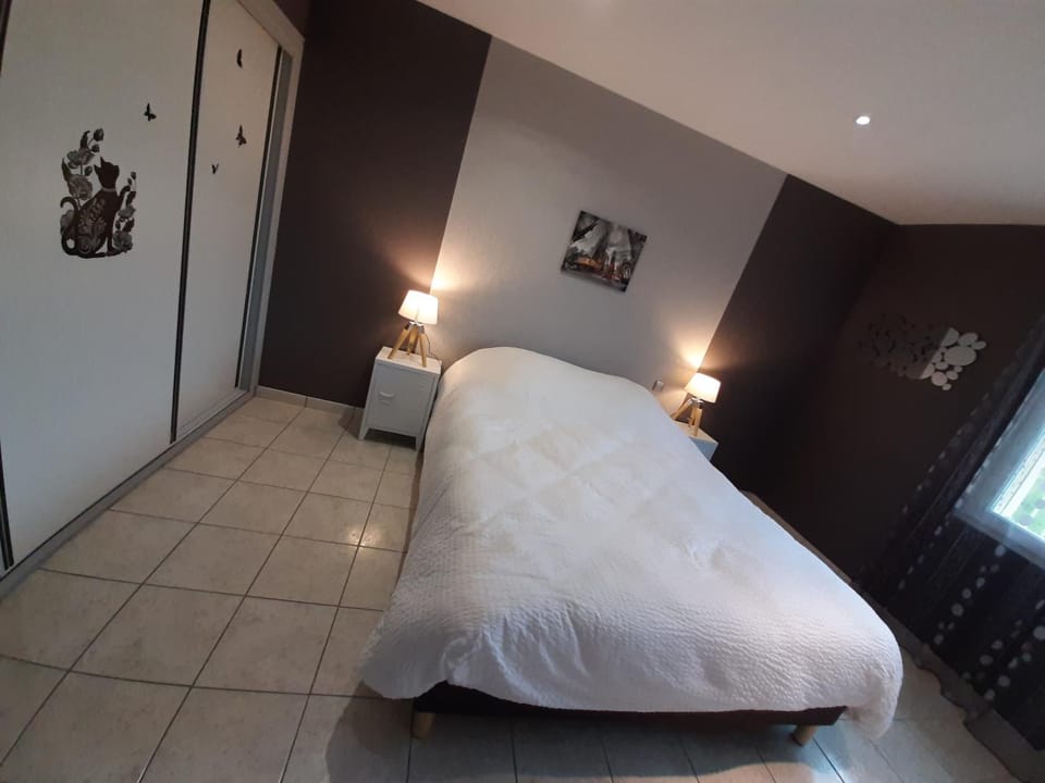 Bed, Photo of the whole room, Bedroom