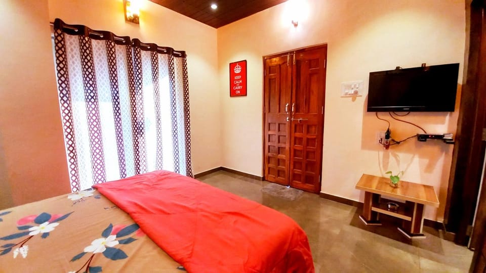 Bed, TV and multimedia, Photo of the whole room, Bedroom