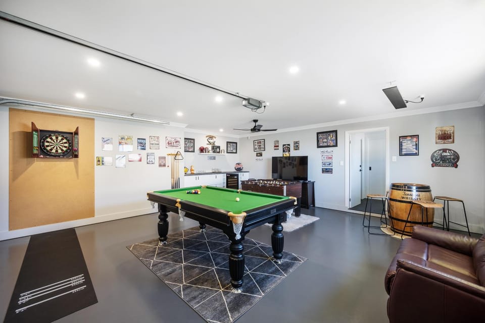 Game Room, Guests