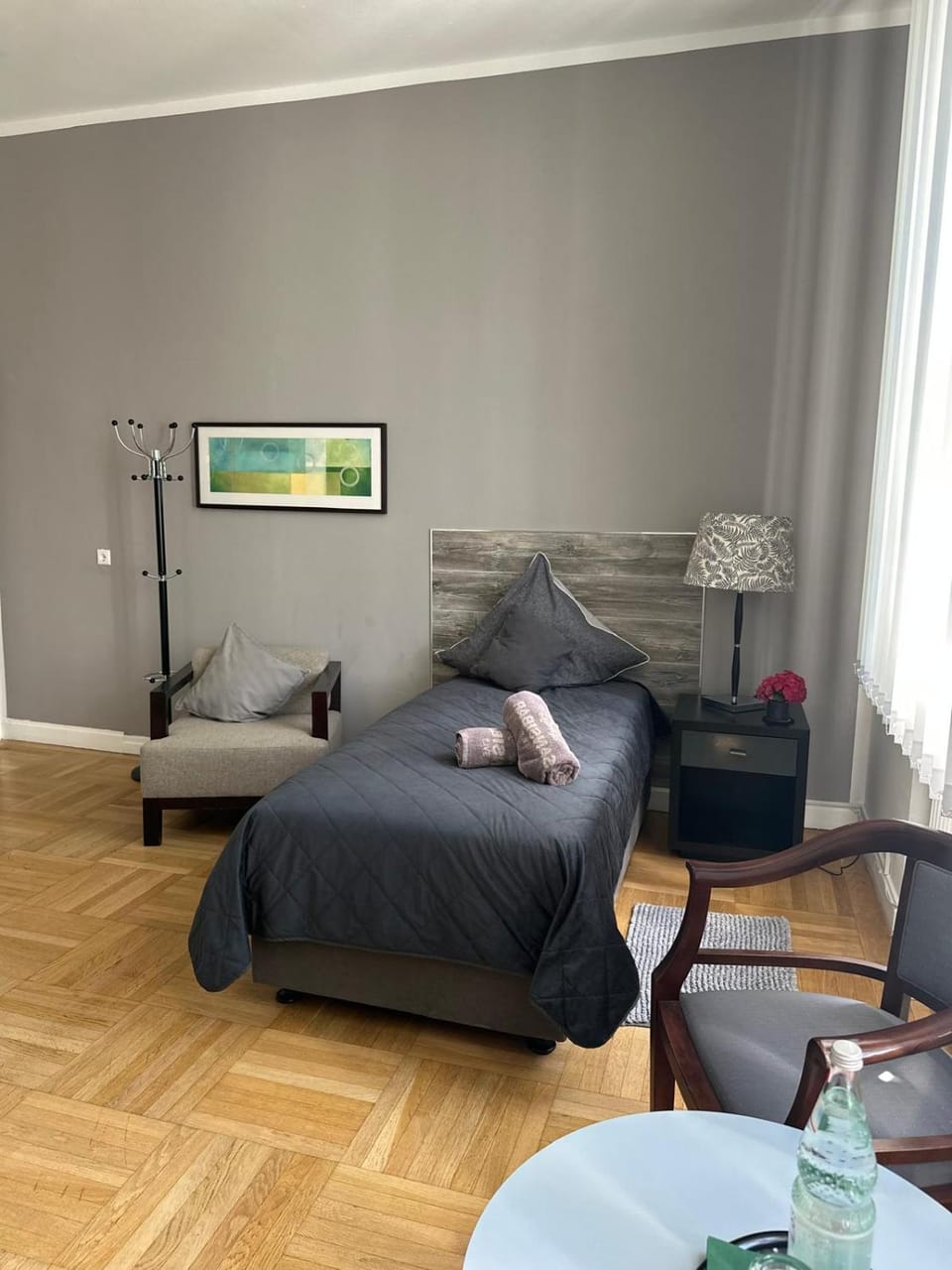 Photo of the whole room, Bedroom
