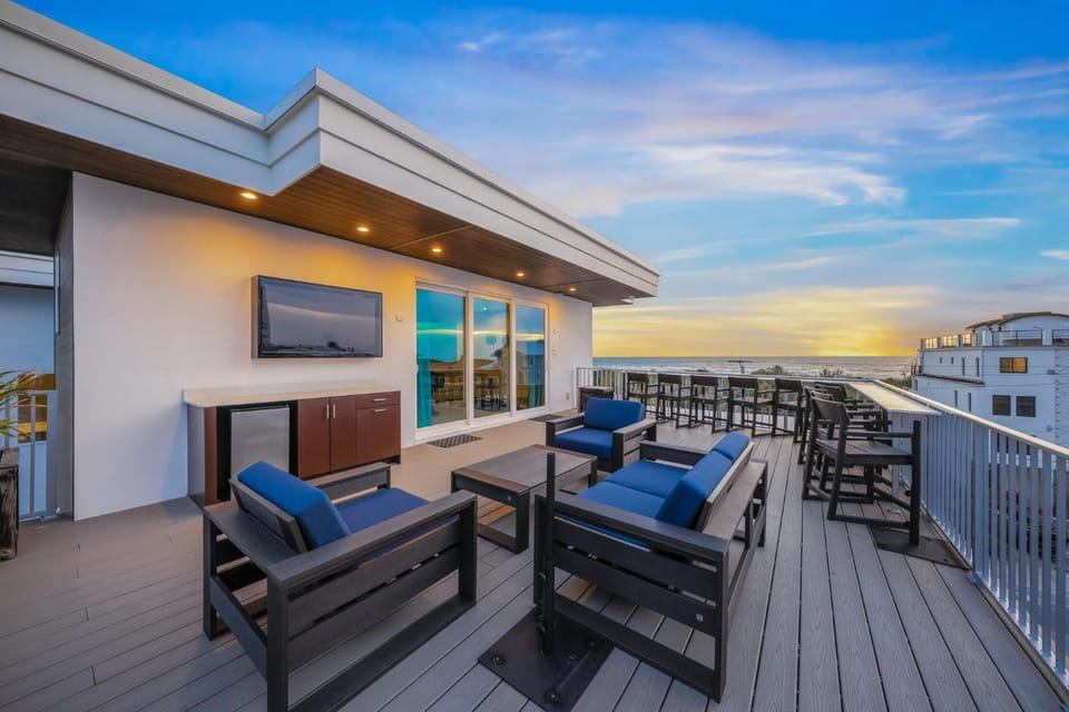 Property building, Day, Natural landscape, TV and multimedia, View (from property/room), Seating area, Evening entertainment, Sea view, Sunrise, Sunset