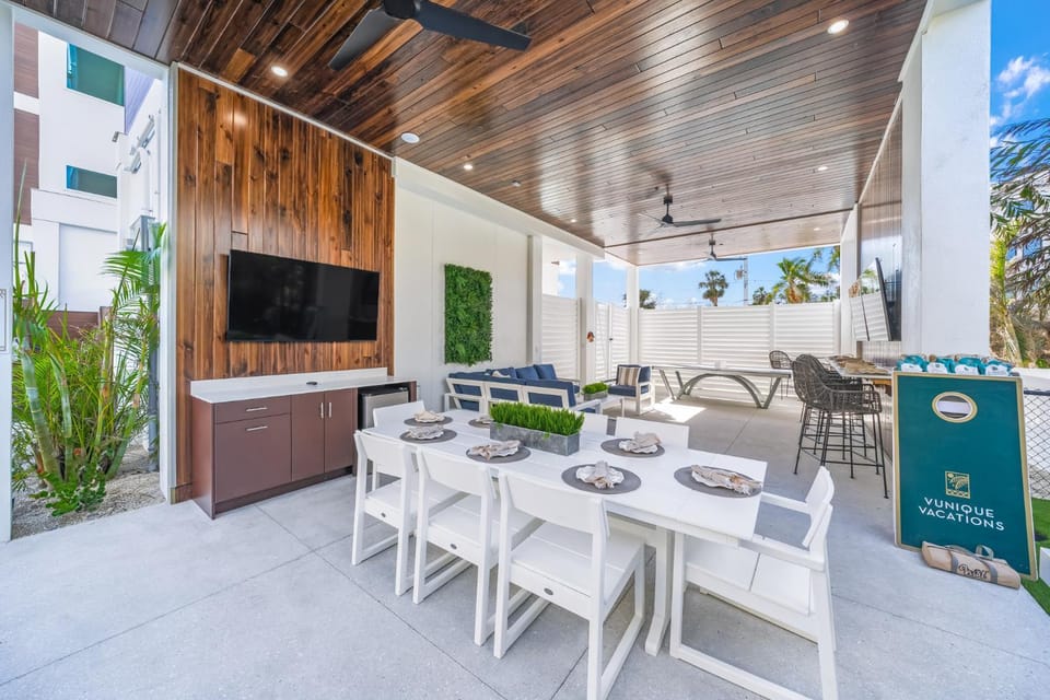 Patio, Communal lounge/ TV room, Day, TV and multimedia, View (from property/room), Seating area