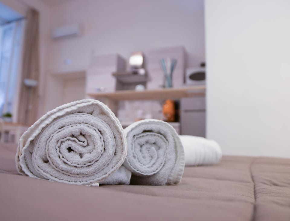 Bed, towels