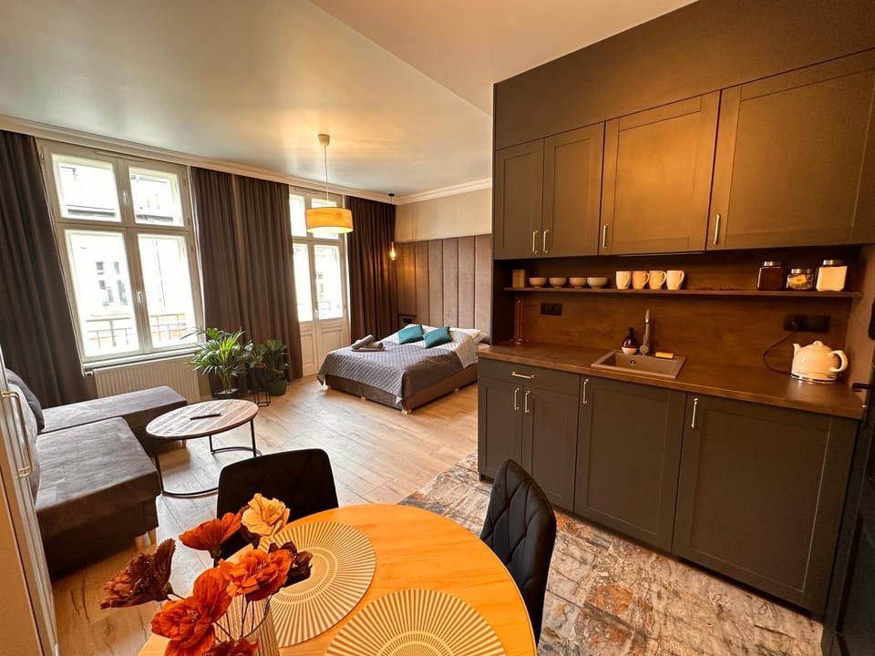 Bed, Coffee/tea facilities, Kitchen or kitchenette, Living room, Photo of the whole room, Seating area, Dining area, Bedroom