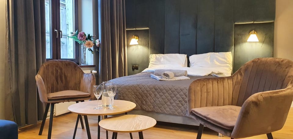 Bed, Living room, Photo of the whole room, Seating area, Bedroom