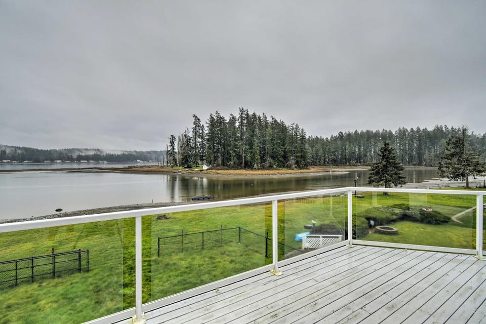 Scenic and Spacious Getaway on North Bay with Deck! House in Allyn-Grapeview