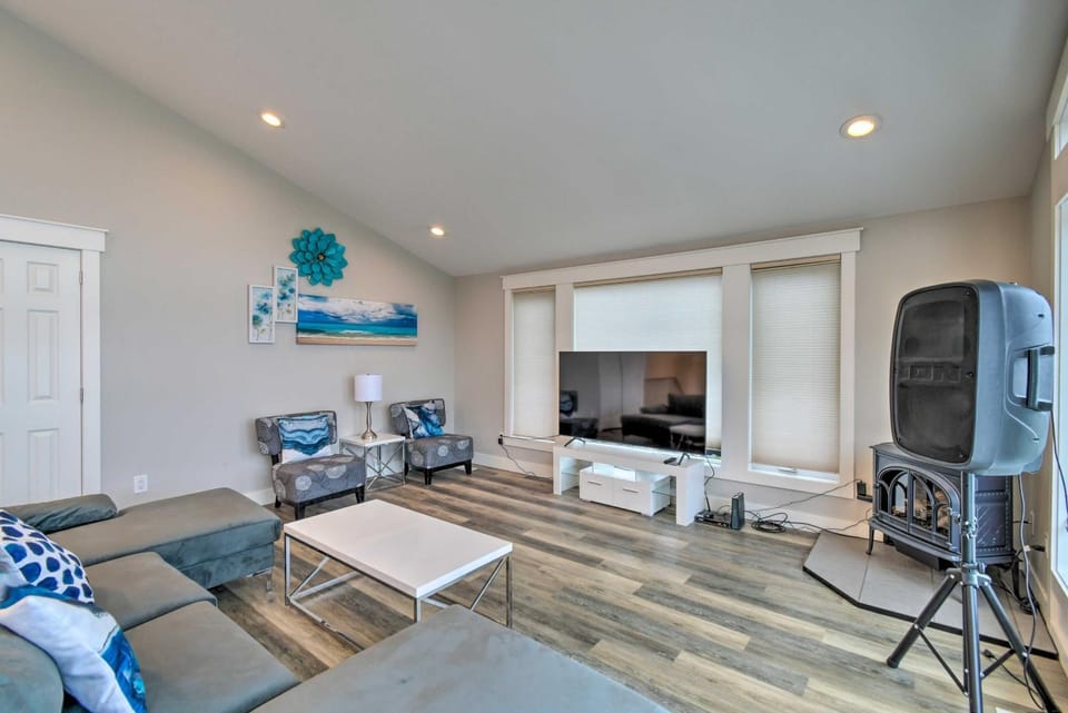 Scenic and Spacious Getaway on North Bay with Deck! House in Allyn-Grapeview
