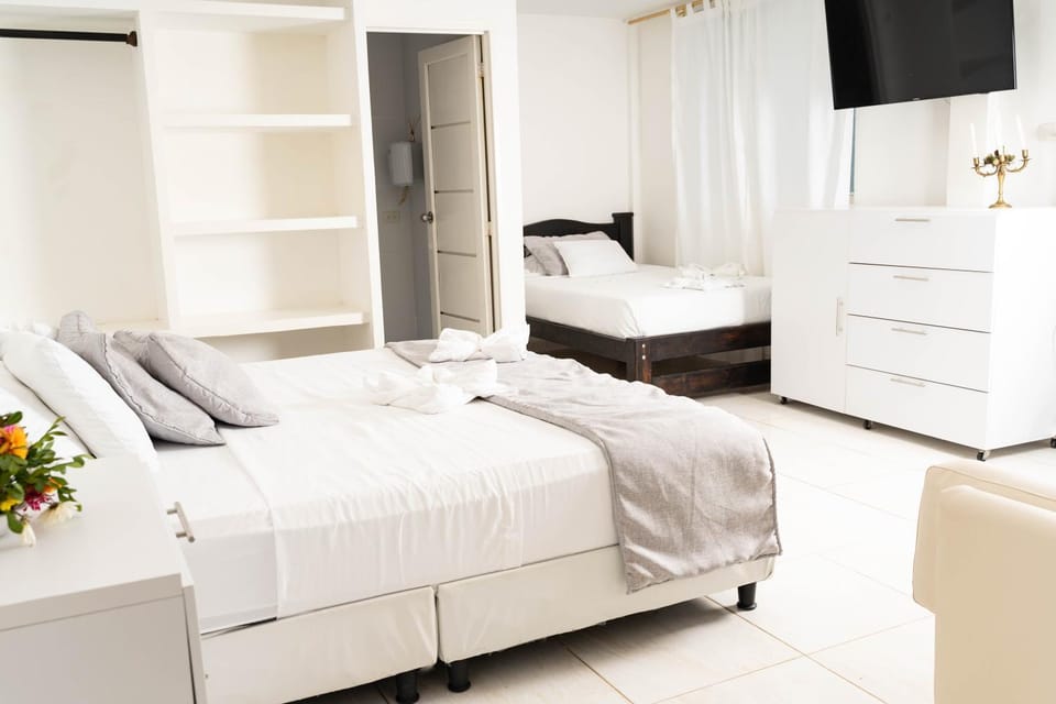 Bed, TV and multimedia, Photo of the whole room, Bedroom, wardrobe