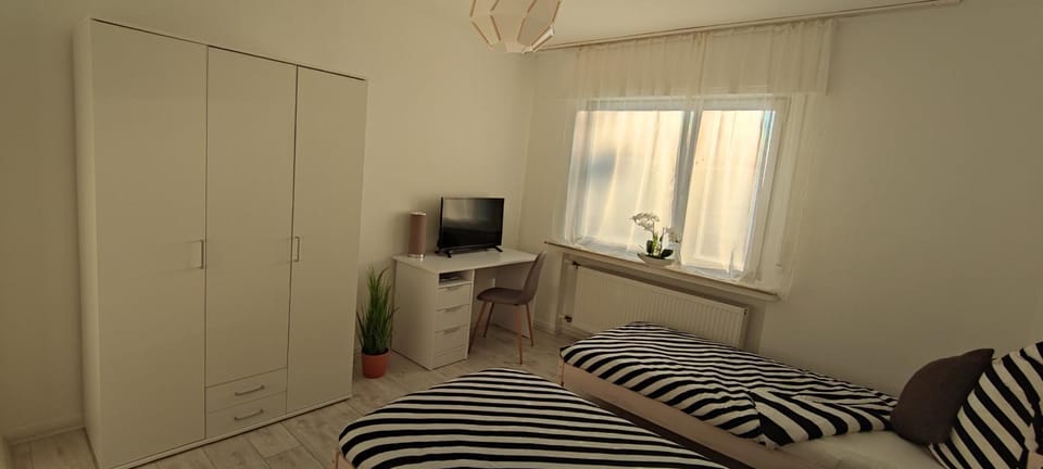 TV and multimedia, Photo of the whole room, Bedroom