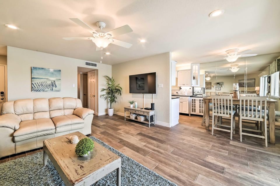 Bright and Breezy Condo, 2 Mi to Whitecap Beach! House in North Padre Island