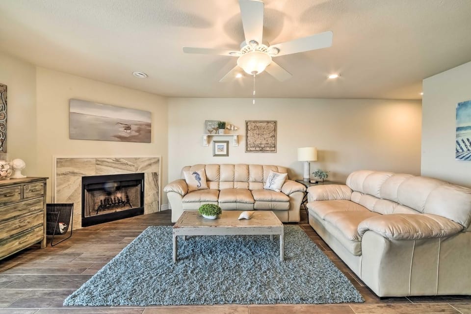 Bright and Breezy Condo, 2 Mi to Whitecap Beach! House in North Padre Island