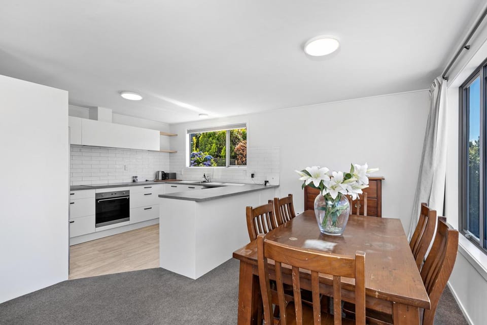 Kitchen or kitchenette, Dining area, oven, stove
