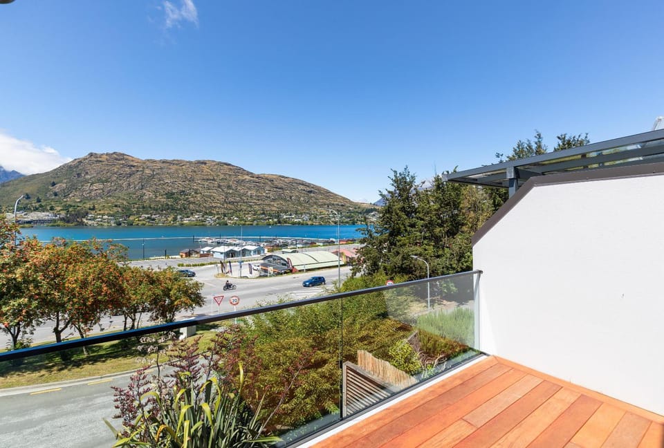 Balcony/Terrace, Lake view, Mountain view