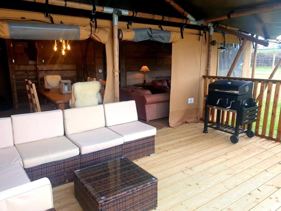 Luxury Safari Lodge-Sleeps 4 6-Deer Park-Dogs Ok House in Mid Devon District