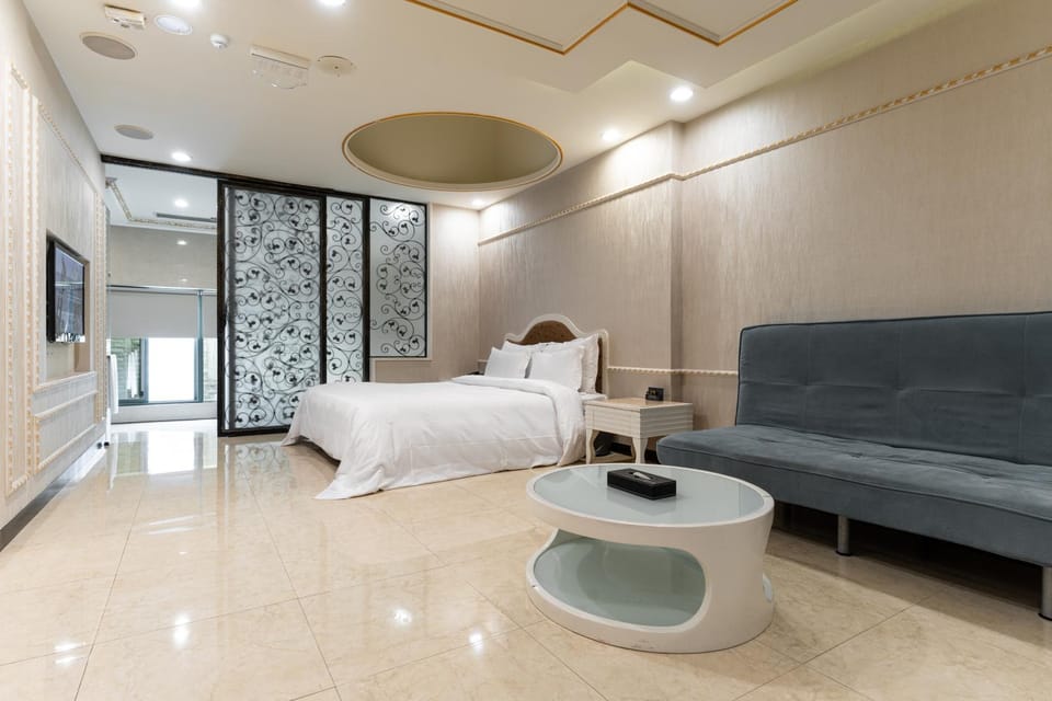 Bed, TV and multimedia, Living room, Seating area, Bedroom