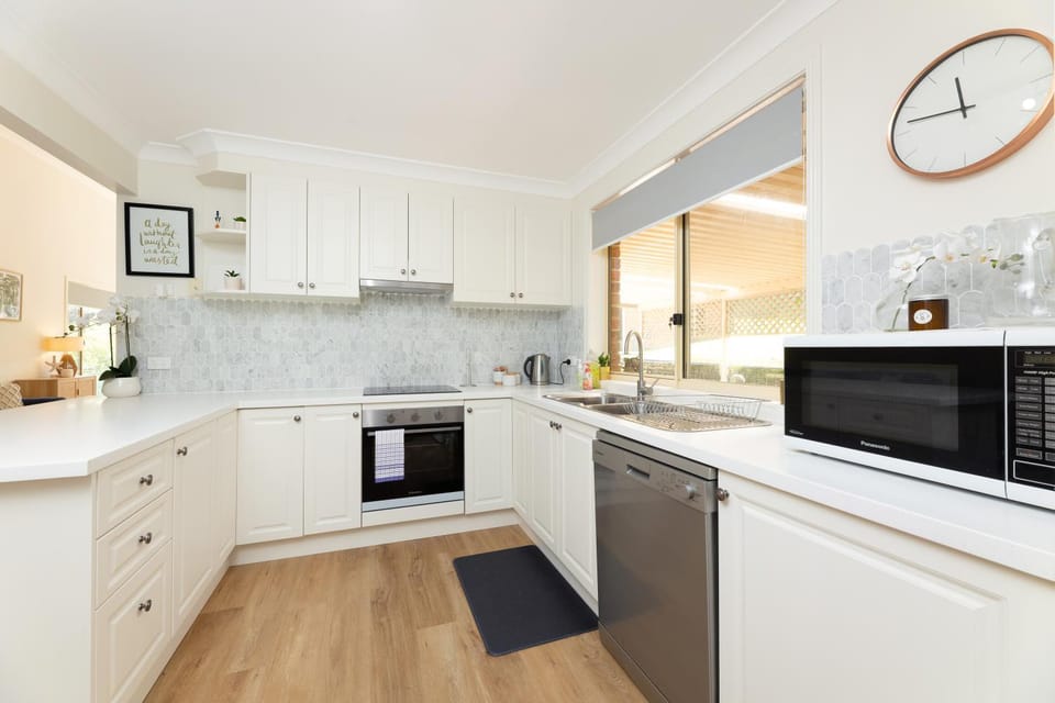 Kitchen or kitchenette, minibar