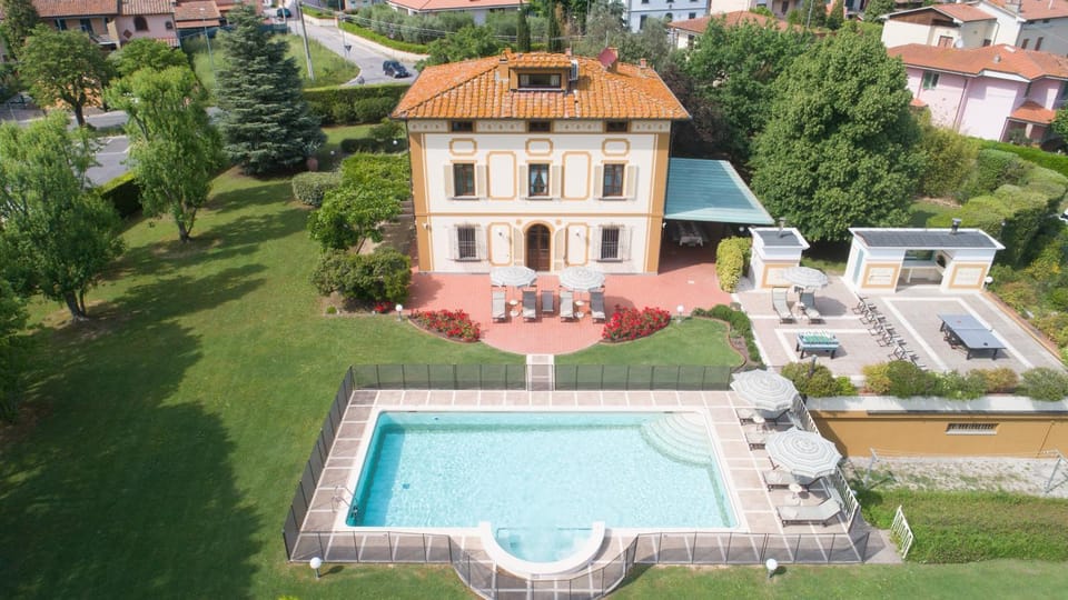 Property building, Day, Bird's eye view, Garden, Garden view, Pool view, Swimming pool, sunbed