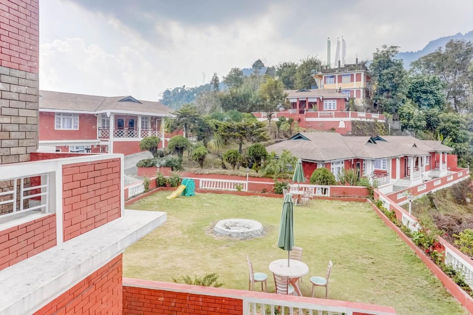 Property building, Day, Natural landscape, Garden, Garden, Garden view, Mountain view
