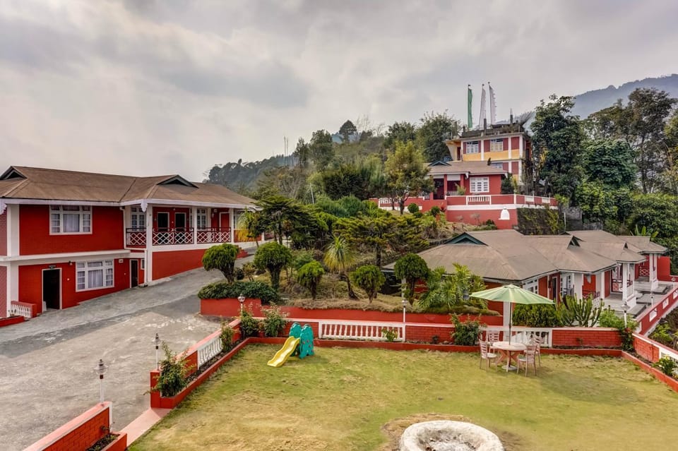 Property building, Day, Neighbourhood, Natural landscape, Garden, Mountain view, Street view