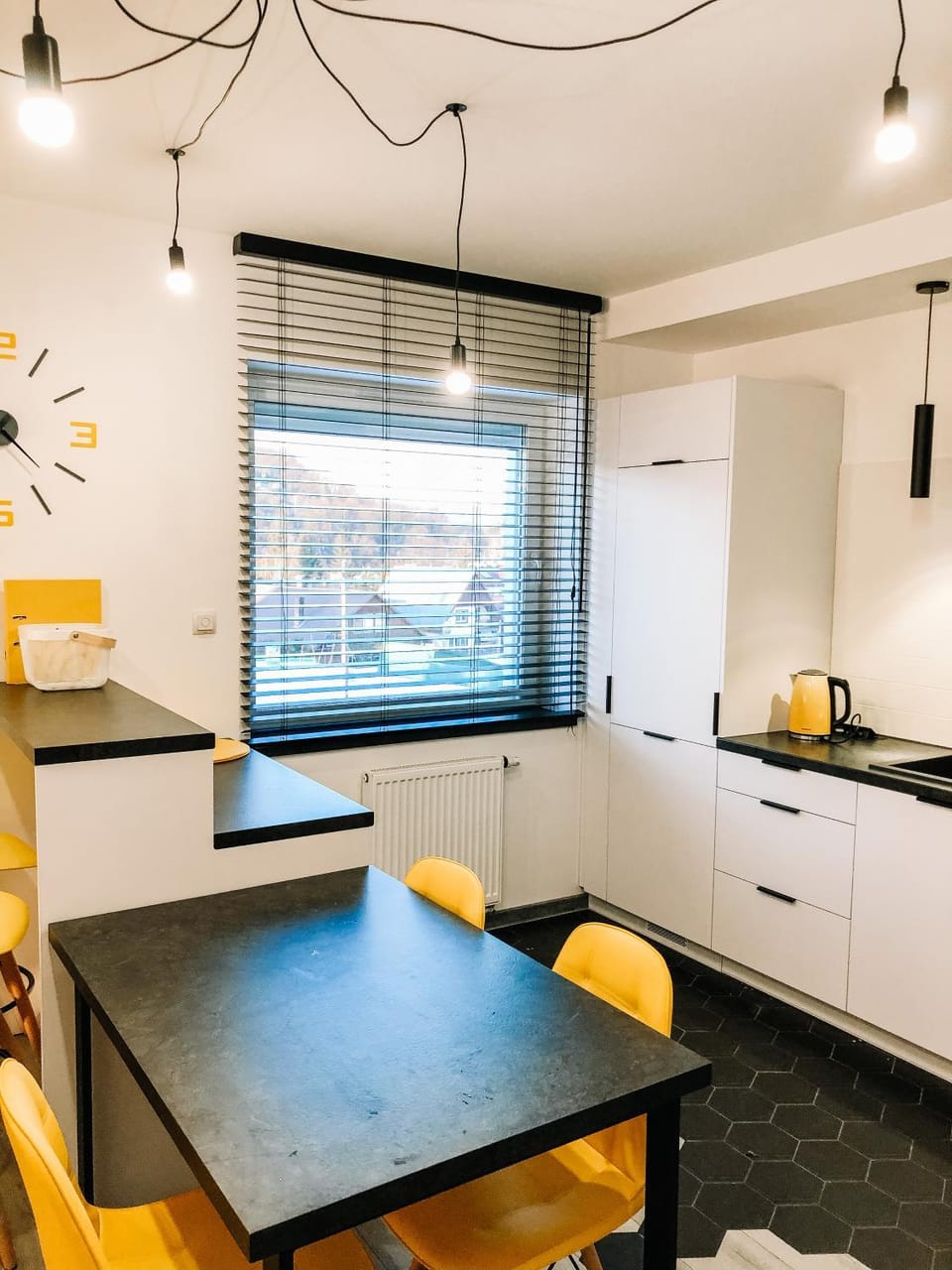 Kitchen or kitchenette, Dining area
