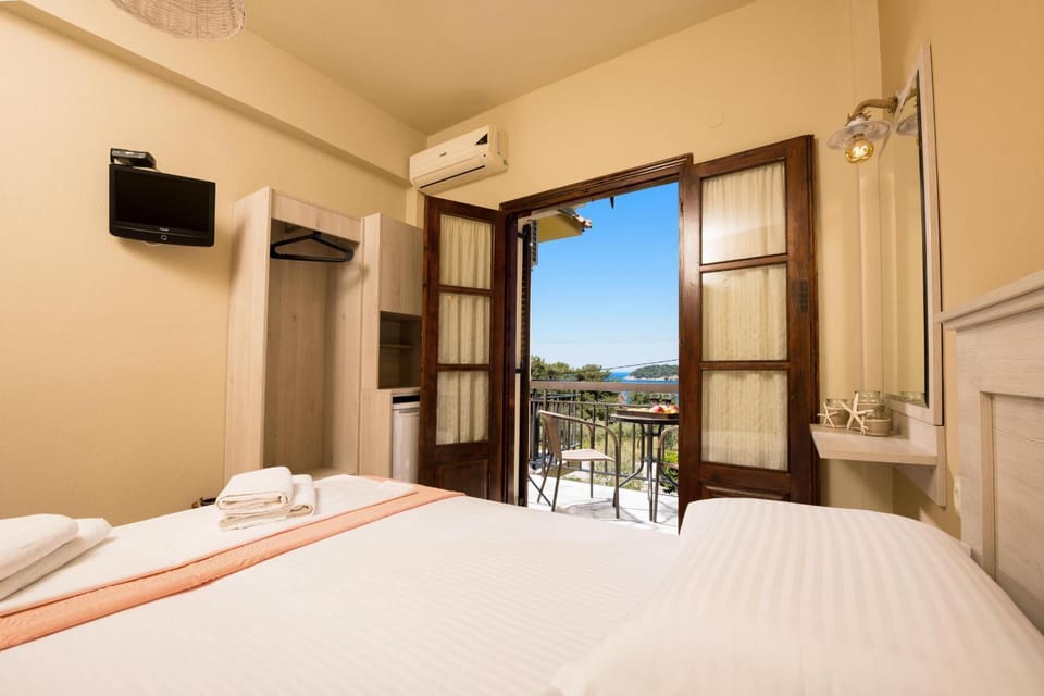 Photo of the whole room, Sea view