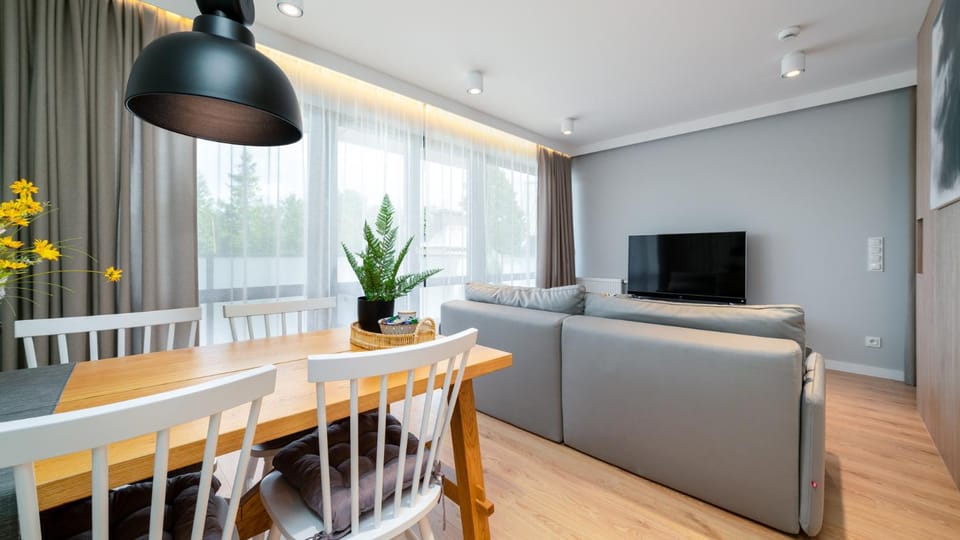 TV and multimedia, Living room, Seating area, Dining area