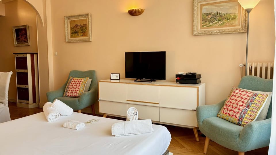 Communal lounge/ TV room, Living room