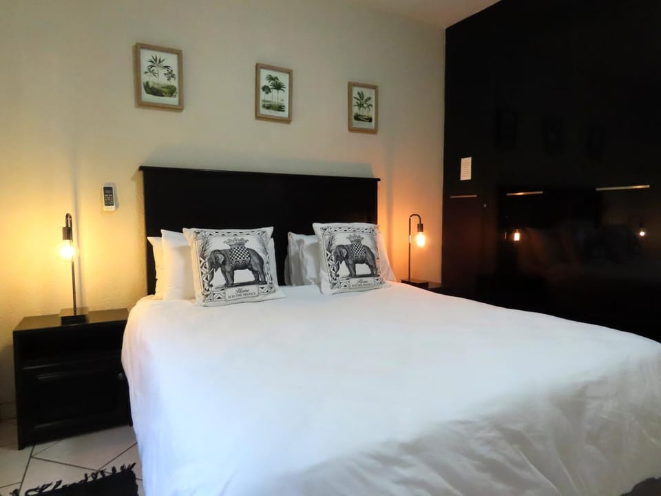 Bed, Decorative detail, Bedroom, wardrobe