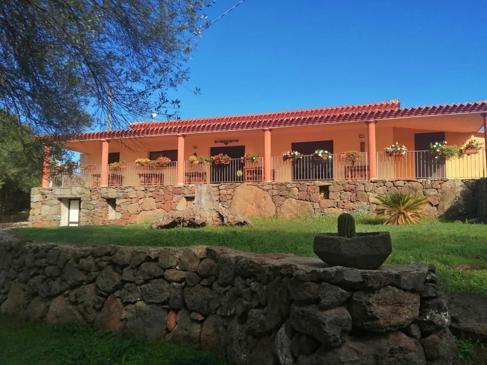 Property building, Restaurant/places to eat, Breakfast