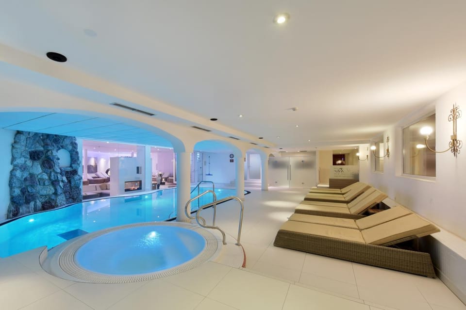 Hot Tub, Spa and wellness centre/facilities, Seating area, Pool view, Swimming pool