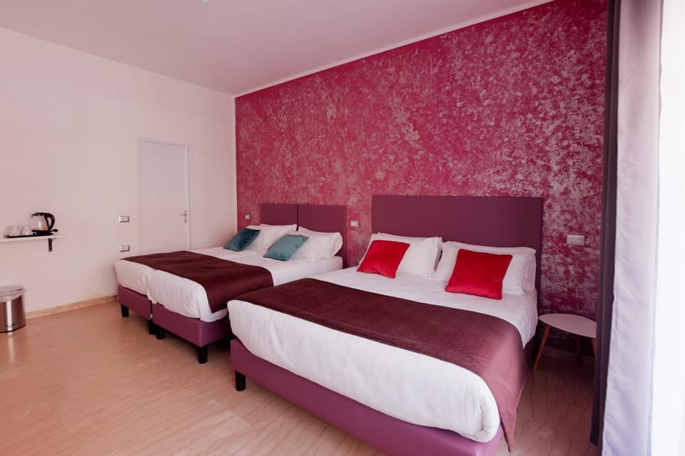 Bed, Photo of the whole room, Decorative detail