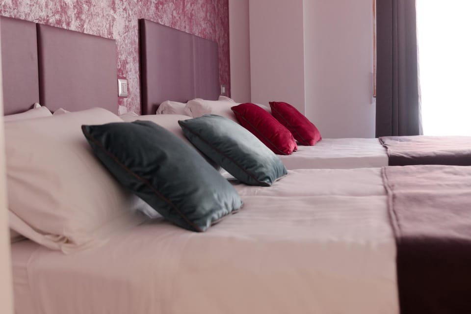 Bed, Photo of the whole room, Decorative detail, Bedroom