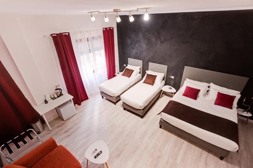 Bed, Photo of the whole room, Decorative detail