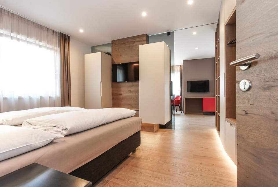 Bed, TV and multimedia, Living room, Photo of the whole room, Bedroom