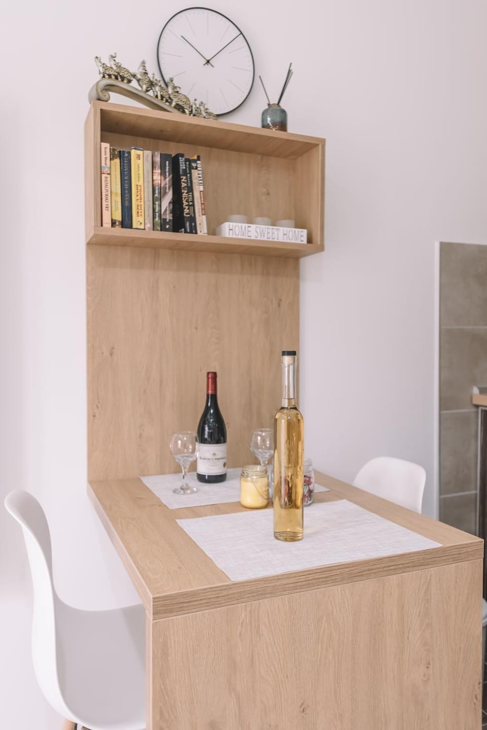Lounge or bar, Drinks, Alcoholic drinks