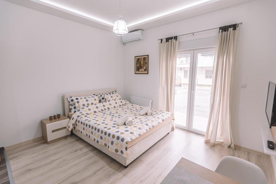 Bed, TV and multimedia, Balcony/Terrace, Photo of the whole room, Seating area, air conditioner