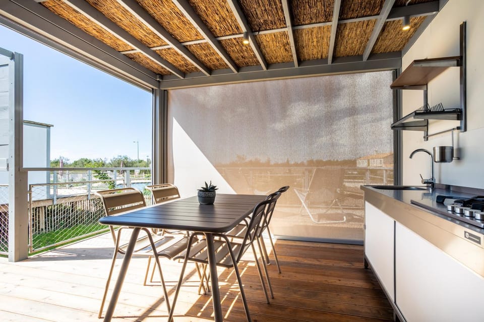 Patio, Day, Balcony/Terrace, Dining area
