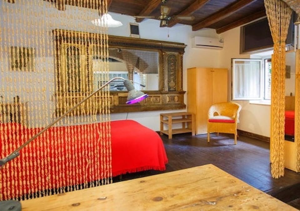 Independent with garden heart of trastevere John Cabot Apartment in Rome